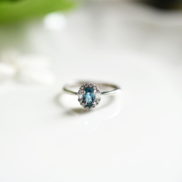 一顆吸引您所需和機會的寶石。倫敦藍色托帕石和氧化鋯戒指，一種尺寸適合所有人，十一月生日石 第4張的照片