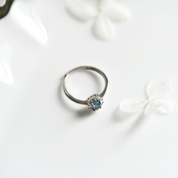 一顆吸引您所需和機會的寶石。倫敦藍色托帕石和氧化鋯戒指，一種尺寸適合所有人，十一月生日石 第5張的照片