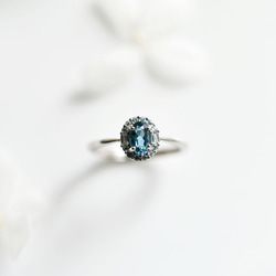 一顆吸引您所需和機會的寶石。倫敦藍色托帕石和氧化鋯戒指，一種尺寸適合所有人，十一月生日石 第9張的照片