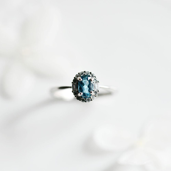 一顆吸引您所需和機會的寶石。倫敦藍色托帕石和氧化鋯戒指，一種尺寸適合所有人，十一月生日石 第1張的照片