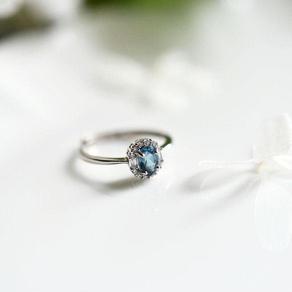 一顆吸引您所需和機會的寶石。倫敦藍色托帕石和氧化鋯戒指，一種尺寸適合所有人，十一月生日石 第6張的照片