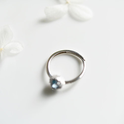 一顆吸引您所需和機會的寶石。倫敦藍色托帕石和氧化鋯戒指，一種尺寸適合所有人，十一月生日石 第8張的照片
