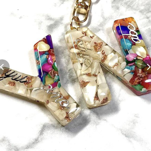 シェル☆銅 レジンイニシャルキーホルダー キーホルダー yu- 通販