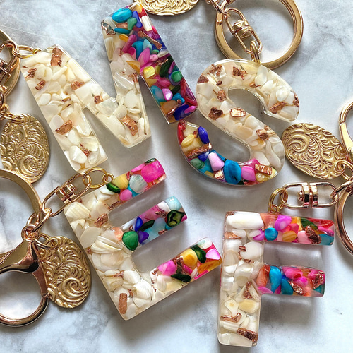 シェル☆銅 レジンイニシャルキーホルダー キーホルダー yu- 通販