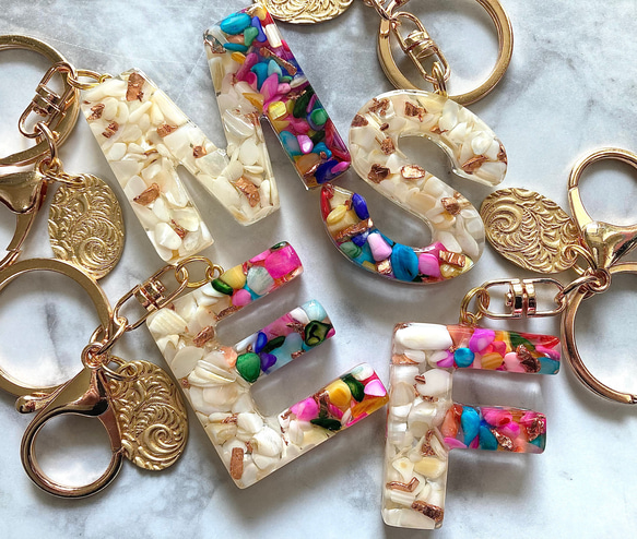 シェル☆銅 レジンイニシャルキーホルダー キーホルダー yu- 通販