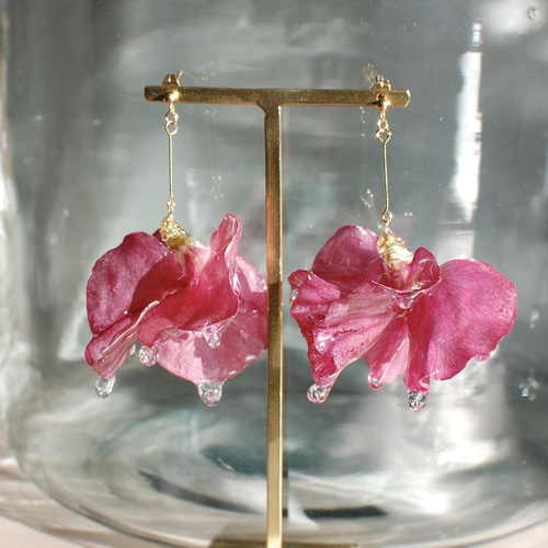 くすみレッド薔薇×雫型キュービックジルコニア★ピアス/イヤリング 14G 16G ］王冠 のモチーフに雫型 のキュービックジルコニア が揺れる