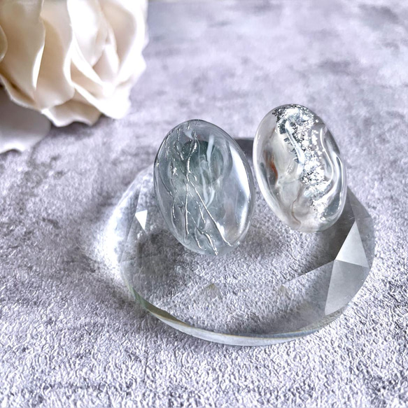 glass oval nuance sheer silver blue Earrings 5枚目の画像