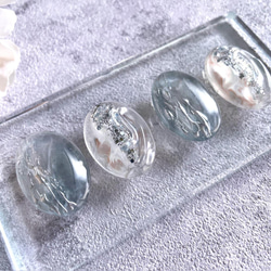 glass oval nuance sheer silver blue Earrings 3枚目の画像