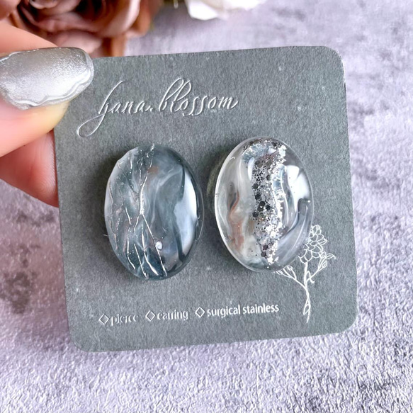 glass oval nuance sheer silver blue Earrings 1枚目の画像