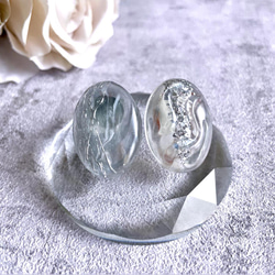 glass oval nuance sheer silver blue Earrings 4枚目の画像