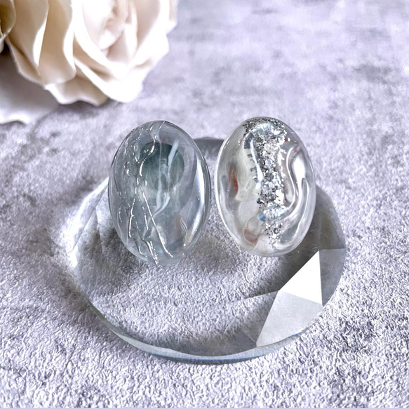 glass oval nuance sheer silver blue Earrings 4枚目の画像