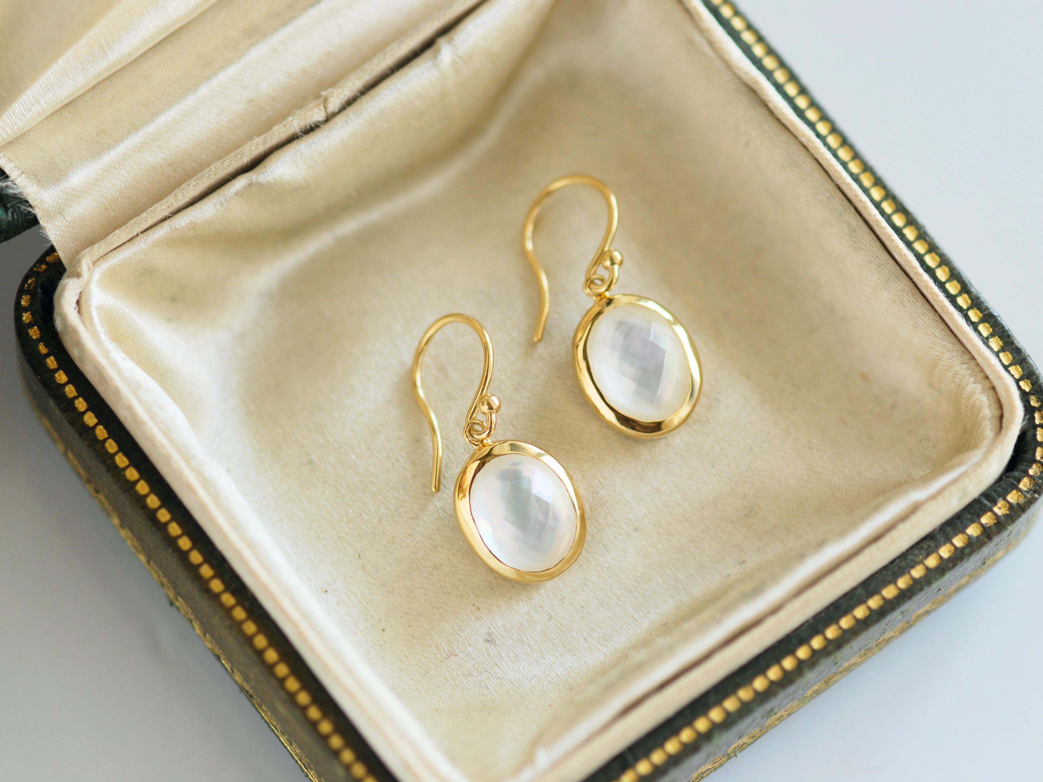 ホワイトシェル（白蝶貝）×クリスタルの天然石ピアス