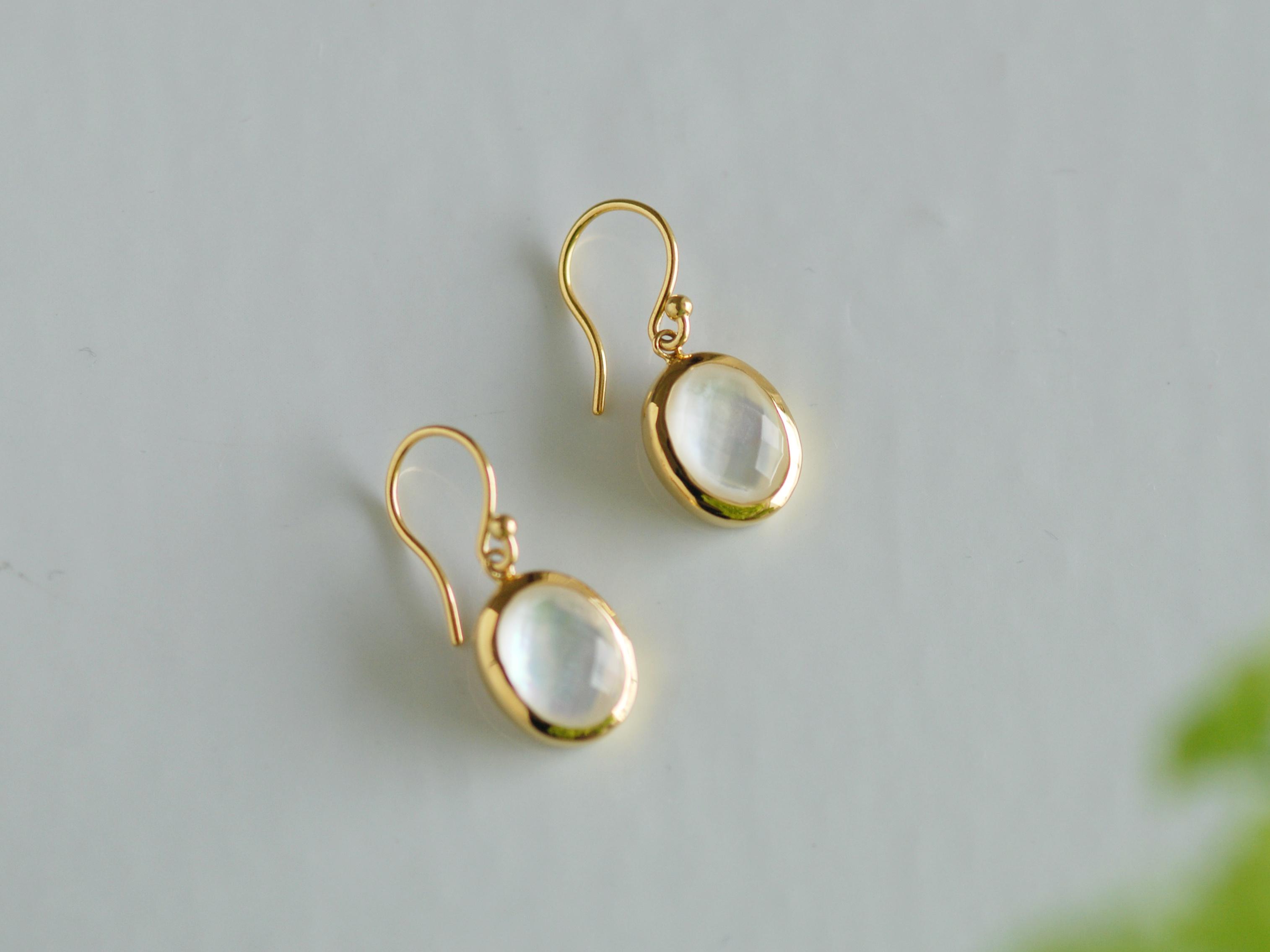 ホワイトシェル（白蝶貝）×クリスタルの天然石ピアス