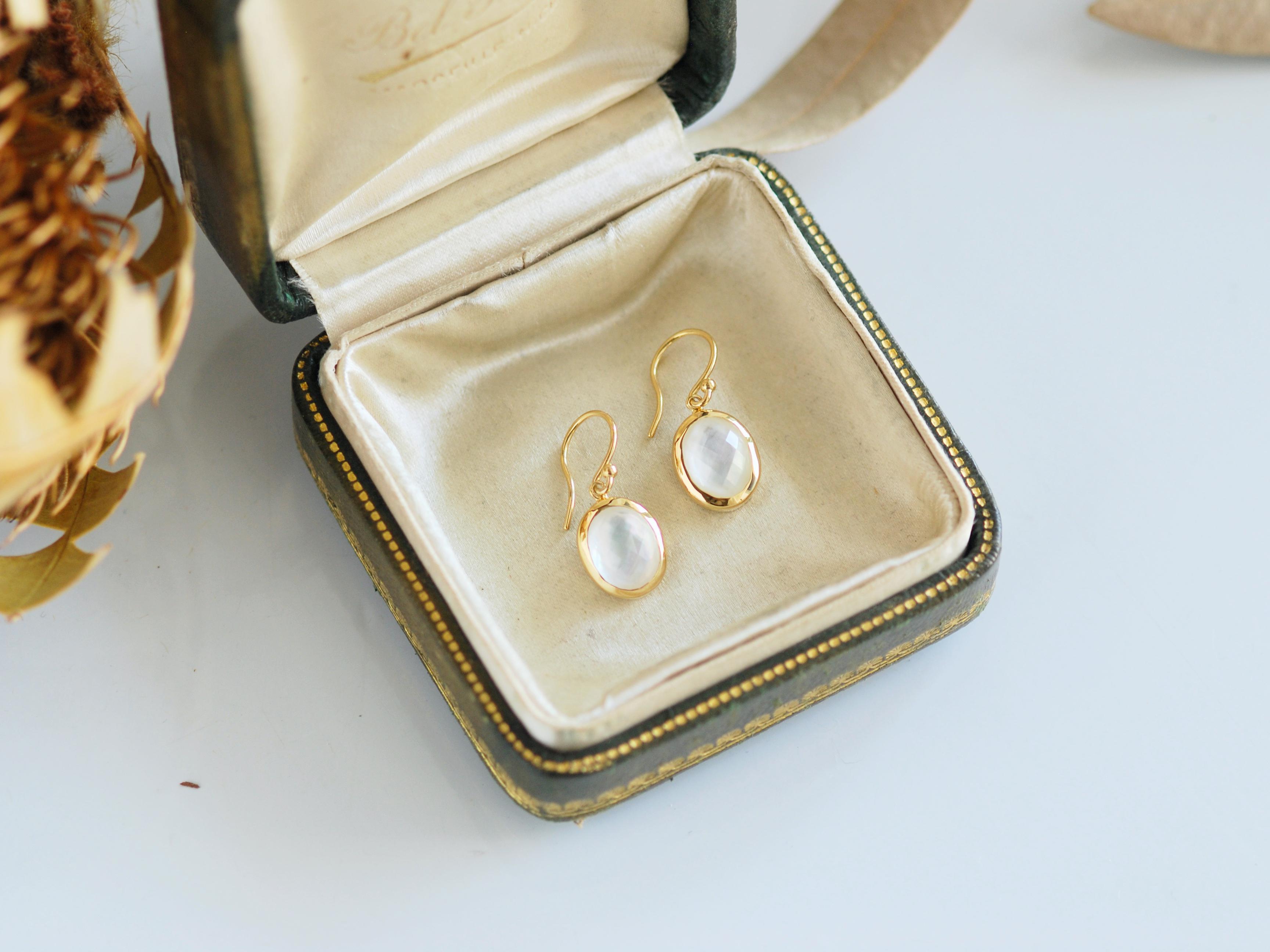 ホワイトシェル（白蝶貝）×クリスタルの天然石ピアス