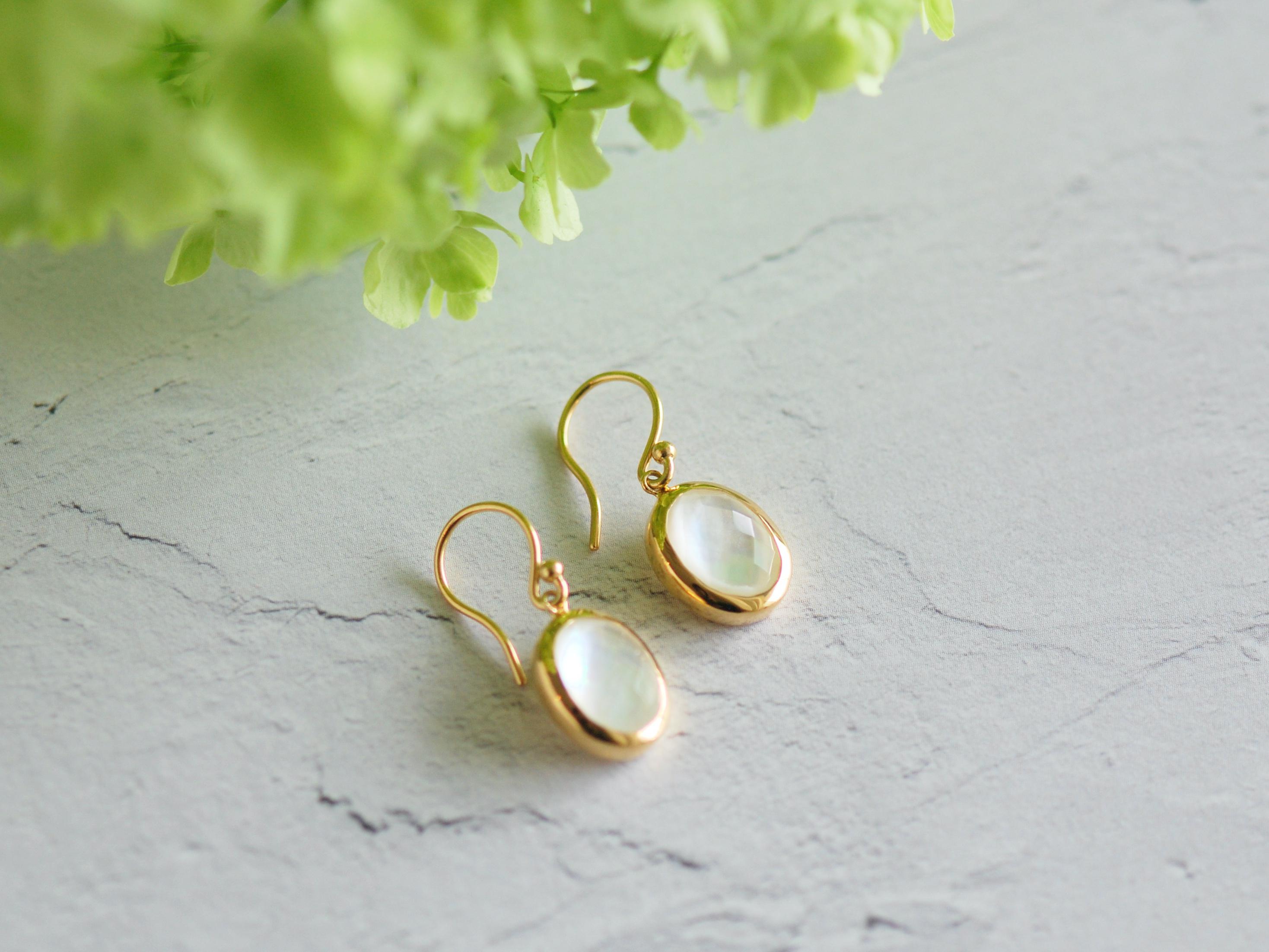 ホワイトシェル（白蝶貝）×クリスタルの天然石ピアス