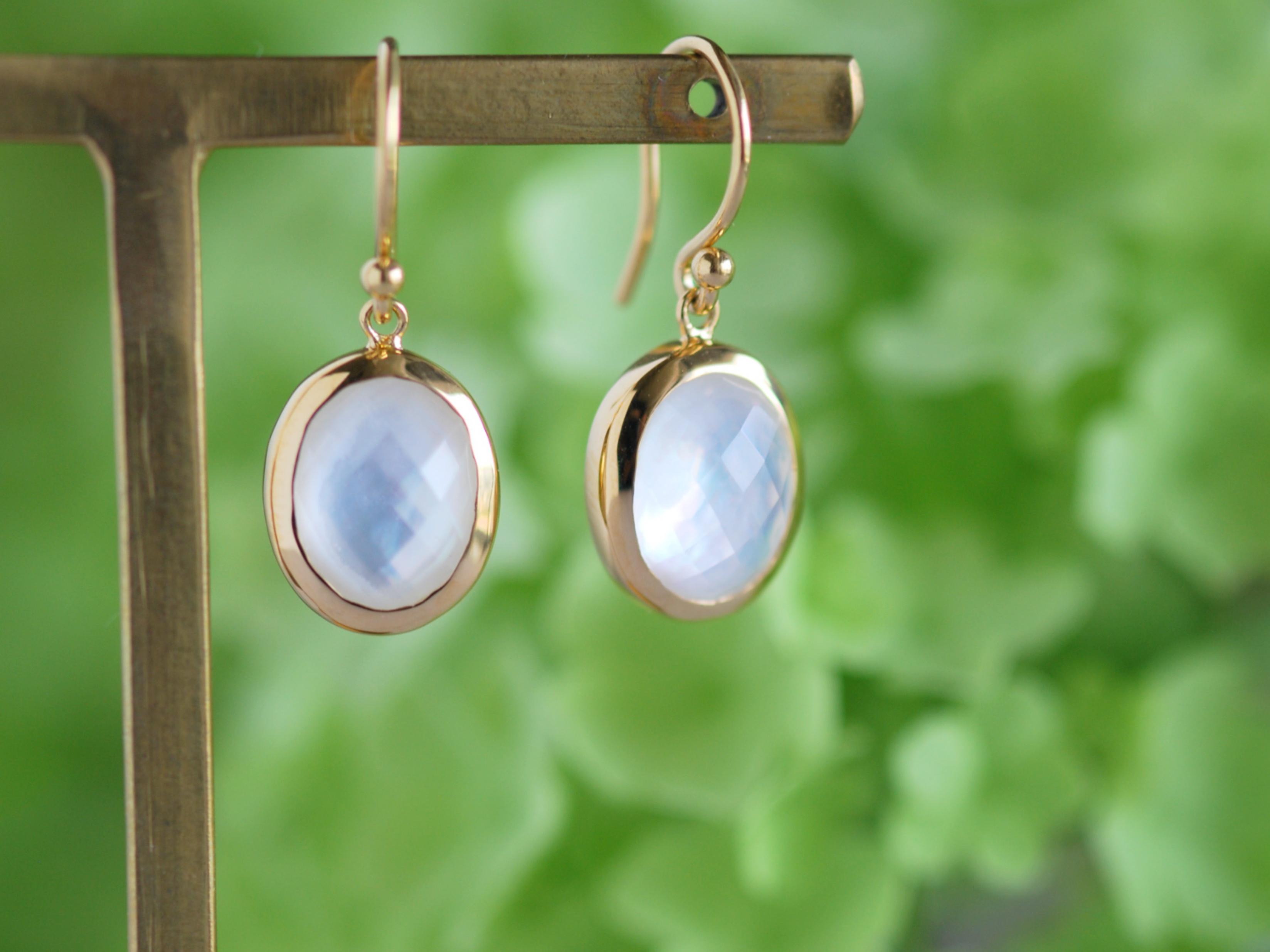 ホワイトシェル（白蝶貝）×クリスタルの天然石ピアス