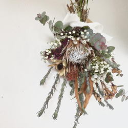 香り立つキングプロテアとベルガモットのスワッグ・ブーケ ユーカリ銀