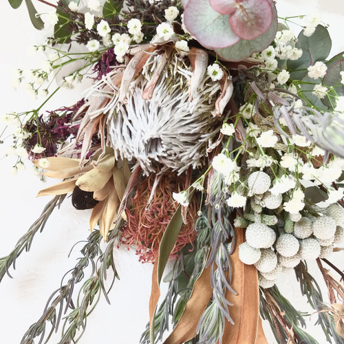 香り立つキングプロテアとベルガモットのスワッグ・ブーケ ユーカリ銀