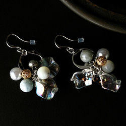 [三月誕生石] 乳白色海藍寶石&amp;珍珠母耳環/耳環 第1張的照片