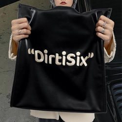 亮亮黑色 dirtisix 哎呀拼錯包 絲光凸凸繡字托特包 通勤購物袋 第9張的照片