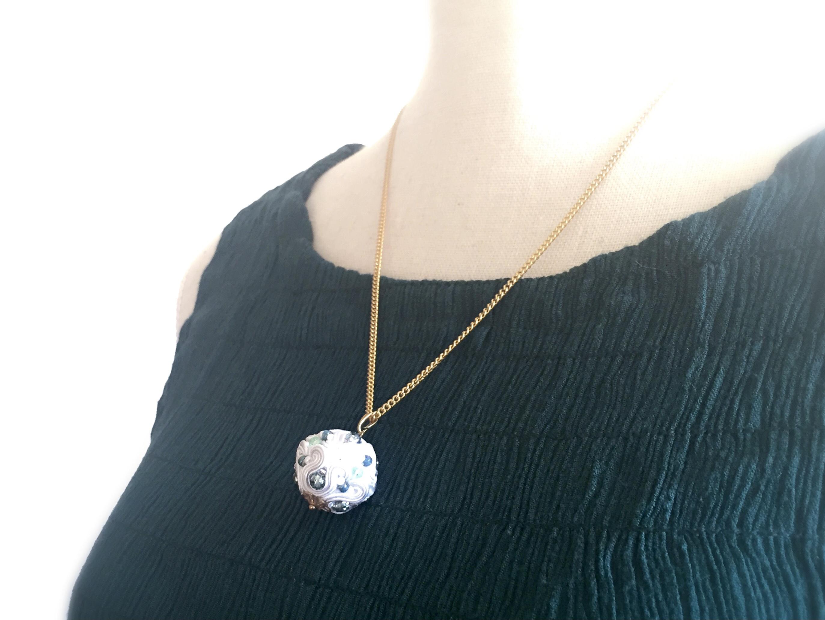 ソウタシエ刺繍ボールペンダント　白/グリーン/soutache ball pendant