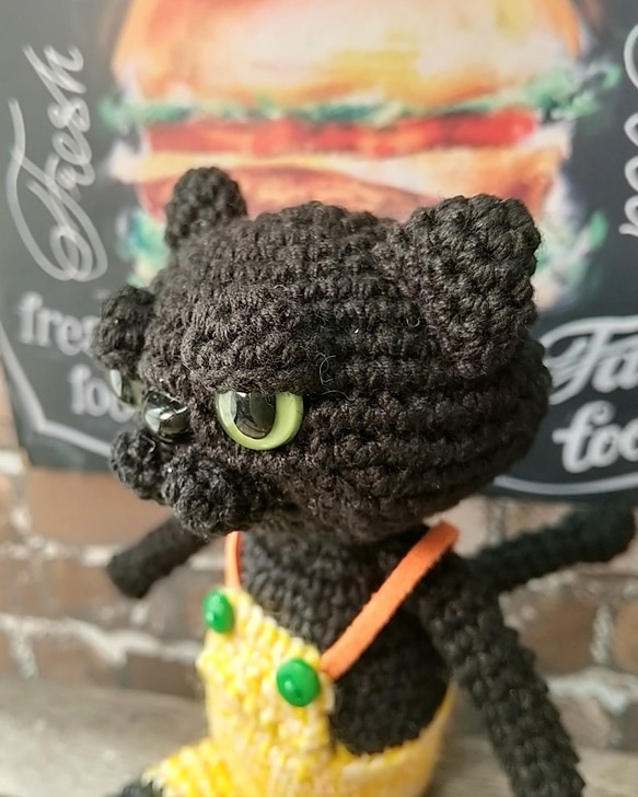 kay#28☆あみぐるみ☆サロッペを穿いた黒猫-エキゾな猫Peru-サロッペ・マーブルイエロー 1枚目の画像