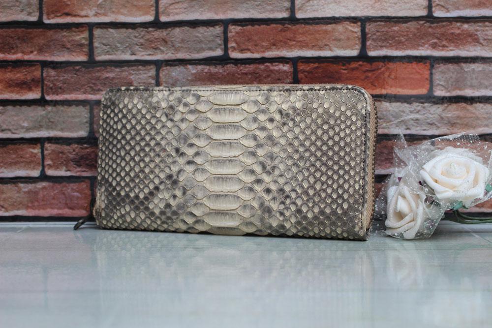 ヘビ革（パイソン）を使ったラウンド財布（ゴールド）カード16枚収納タイプ（Creema限定）春財布♪