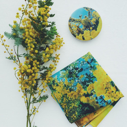 アートを持ち歩く　花をプリントしたハンカチ　大判　ミモザ　黄緑 4枚目の画像