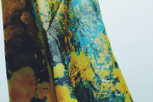 アートを持ち歩く　花をプリントしたハンカチ　大判　ミモザ　黄緑 6枚目の画像