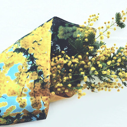 アートを持ち歩く　花をプリントしたハンカチ　大判　ミモザ　黄緑 2枚目の画像