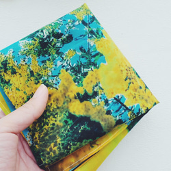 アートを持ち歩く　花をプリントしたハンカチ　大判　ミモザ　黄緑 3枚目の画像