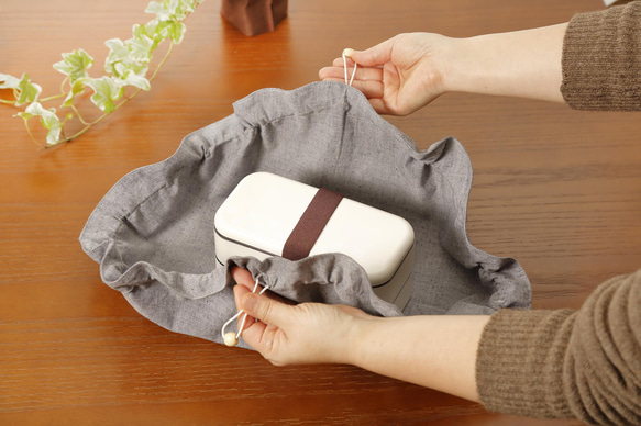 丸形ネイビー　Bento cloth 'n' bag 丸形～紐を引っ張るとお弁当袋になるランチクロス～ 3枚目の画像