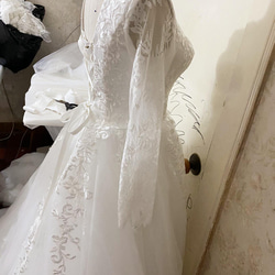 優雅的！婚紗 優雅的透明袖子 魔法花蕾絲繫帶 華麗的火車 公主線 婚禮/招待會 第4張的照片