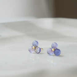 まるい天然石の小さいお花ピアス　タンザナイト　シンプル　サージカルステンレス　透明感　ブルー　パープル　紫陽花　母の日 7枚目の画像
