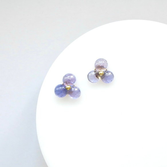 まるい天然石の小さいお花ピアス　タンザナイト　シンプル　サージカルステンレス　透明感　ブルー　パープル　紫陽花　母の日 2枚目の画像