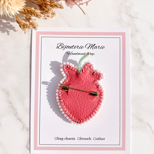 ビーズ刺繍ブローチ ✳︎ピンクの可愛いstrawberry✳︎ /いちご