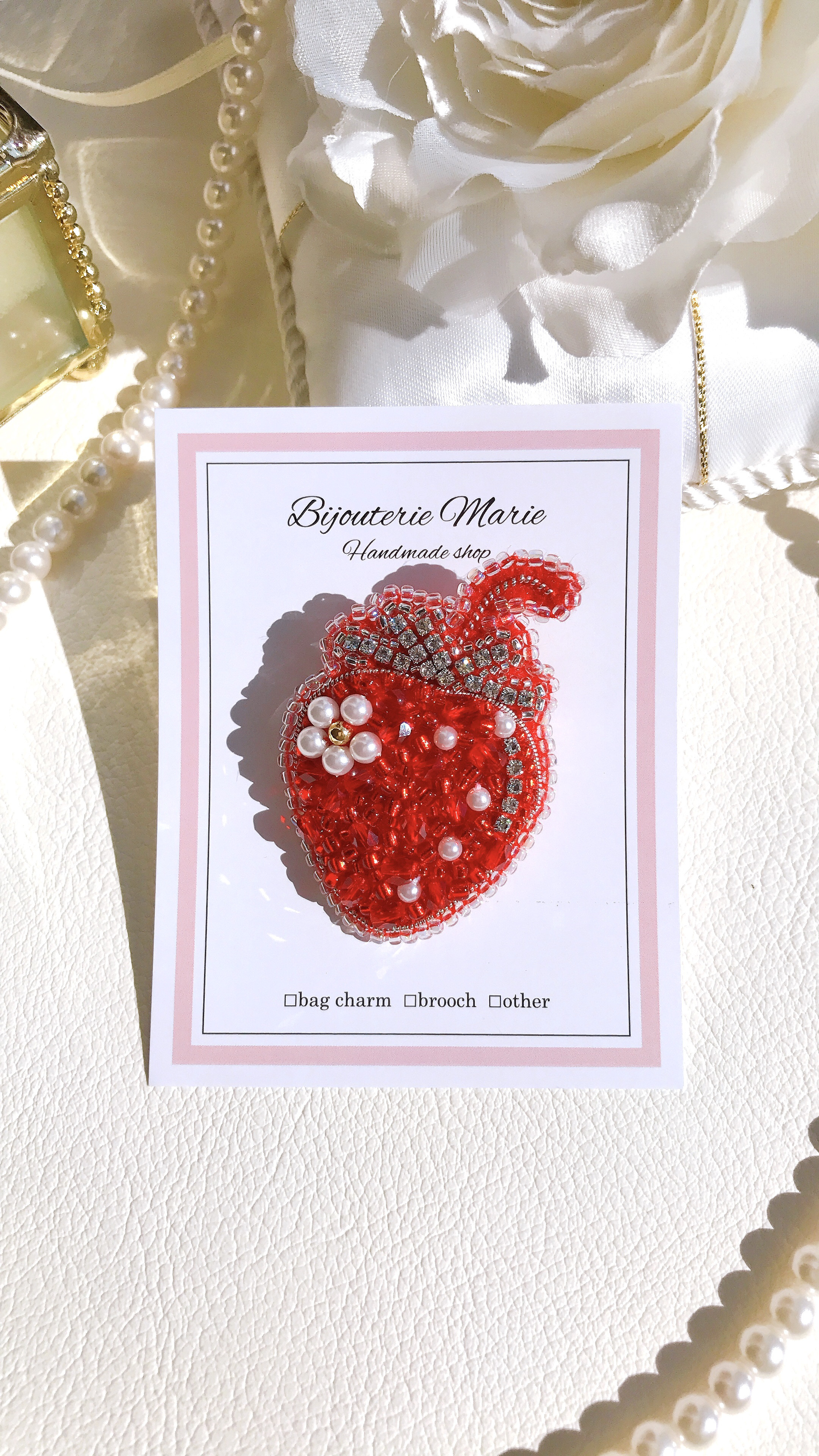 ビーズ刺繍ブローチ ✳︎真っ赤なチェコビーズのstrawberry