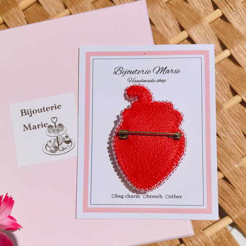 ビーズ刺繍ブローチ ✳︎真っ赤なチェコビーズのstrawberry