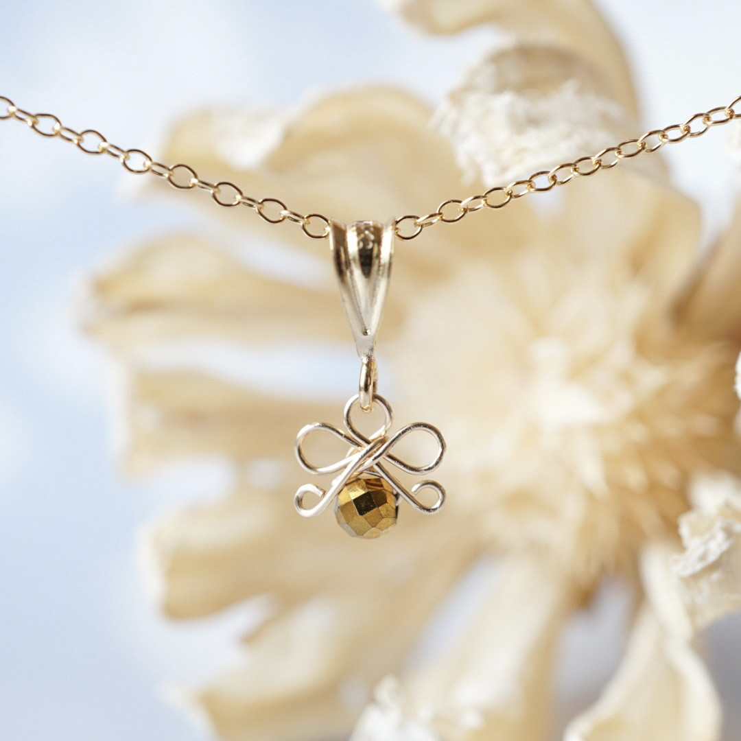 「小さなリボン」ヘマタイト ゴールド 一粒 ネックレス 天然石 冬 シンプル 14kgf 金属アレルギー対応