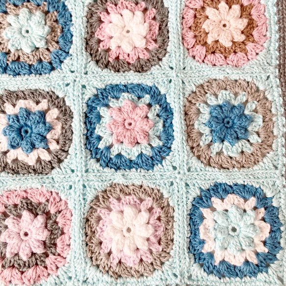 〈送料込〉立体的な花モチーフのカバー マルチカバー お花のモチーフ モチーフ編み コットン 水色 4枚目の画像