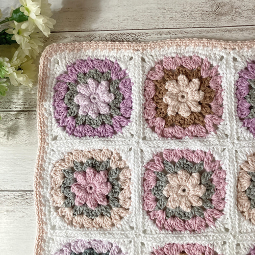 ハンドメイド　立体　花モチーフ　マルチカバー　かぎ針編み 立体花かぎ針編みマルチカバー グラニースクエア 3D花モチーフ編み