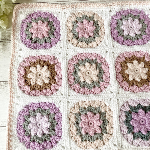 モチーフ編み　立体花　マルチカバー（虹）（P.Pピンク） かぎ針編みマルチカバー モチーフ編み 立体花 グラニースクエア