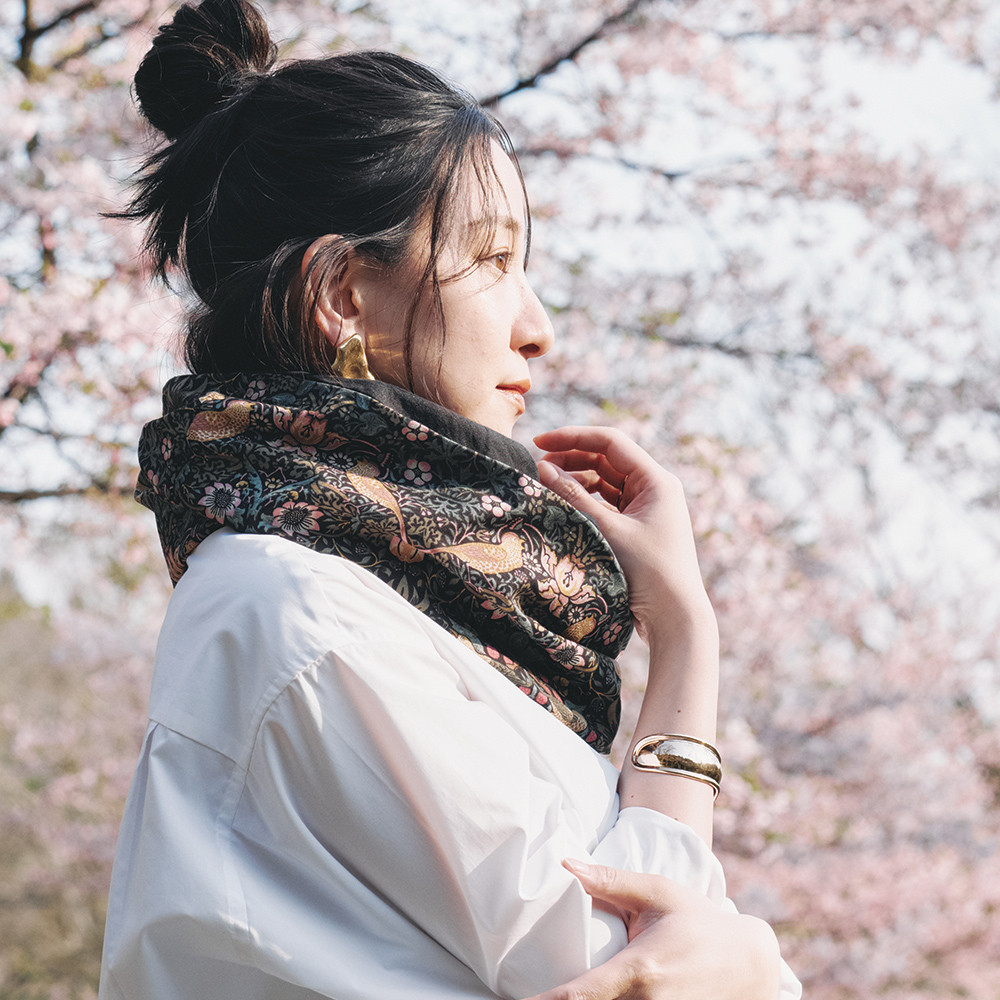 簡単にオシャレしたい！春用 薄手 二重巻き リネン スヌード modaいちご泥棒