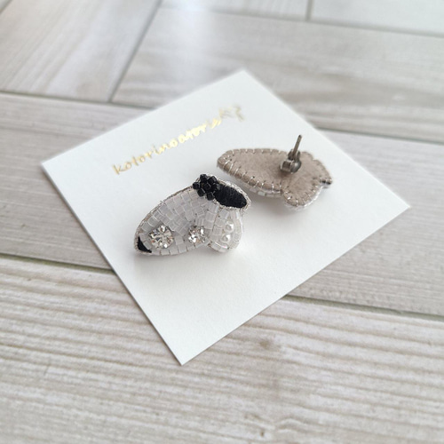 今年の新作から定番まで！ ビーズ刺繍♡モンシロチョウのピアス/イヤリング ピアス ピアス