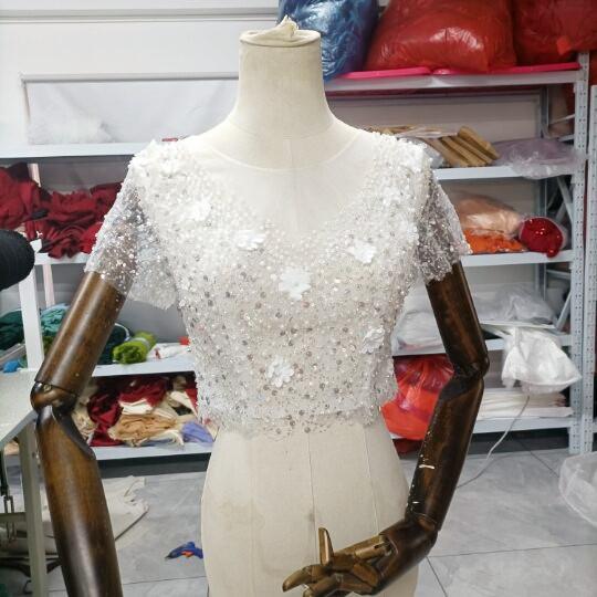 ハンドビジューボレロ　クルーネック  抜群のおしゃれ見え  フェミニンなフレームレースの袖トップス