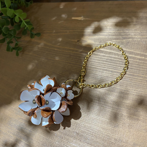 フラワータッセル バッグチャーム(ホワイト) パスケース・定期入れ 