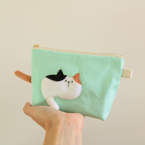 ポーチを通り抜けていく猫のポーチ （三毛猫 ミントグリーン 小物入れ