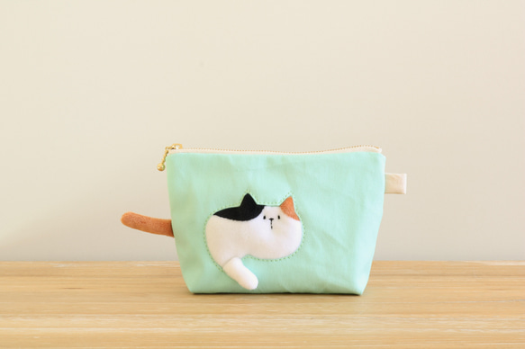 ポーチを通り抜けていく猫のポーチ （三毛猫 ミントグリーン 小物入れ