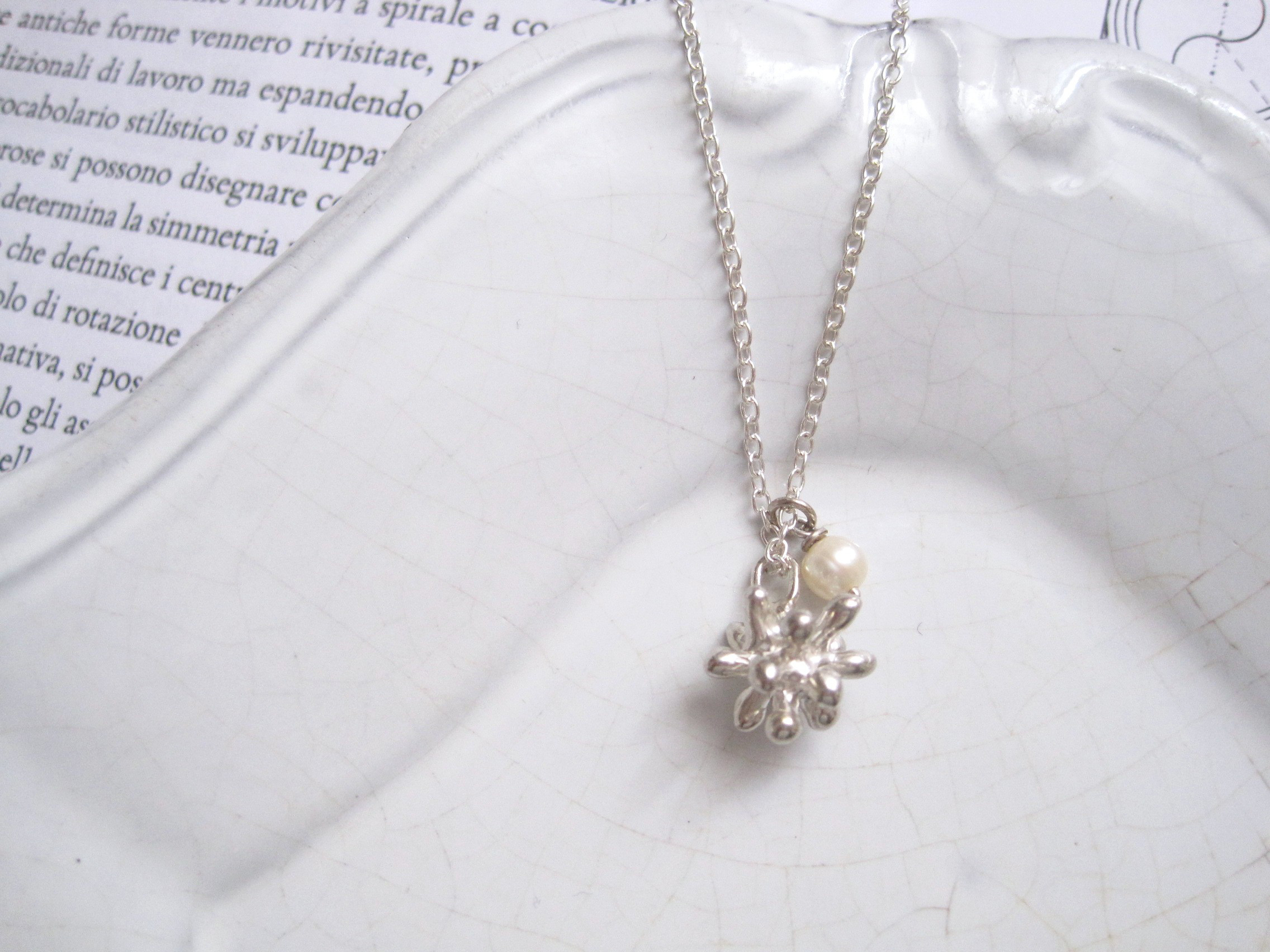 こんぺいとうのような木の実のようなかたちのシルバーボールネックレス"Kompeito"