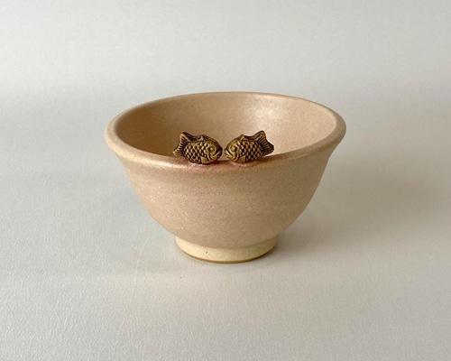 受注制作品』タイヤキの茶碗（ベージュ、夫婦タイプ） 茶碗・めし碗